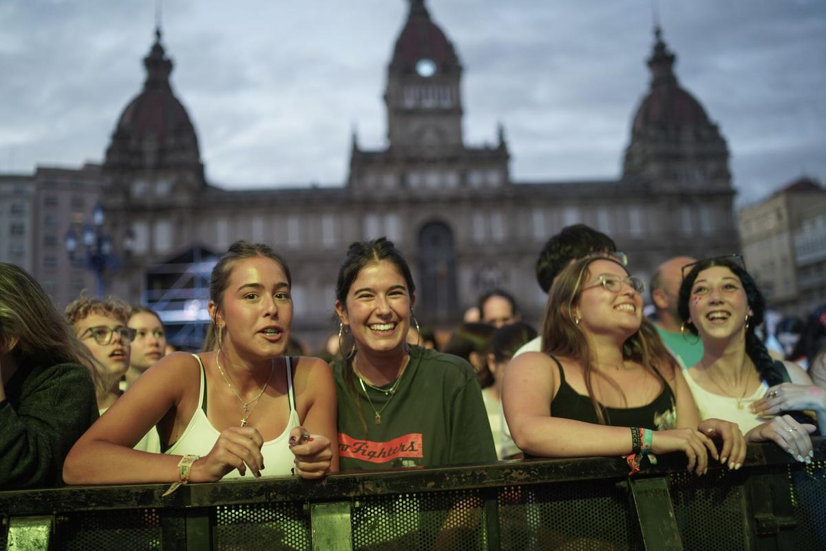 DePol, Chiara Oliver, Enol, Adexe y Nau, Chema Rivas, Daniela Blasco, La Beba, Lola Tuduri, César AC y Pikete, además del dúo local AWY, convirtieron la plaza de María Pita en una gran pista de baile.