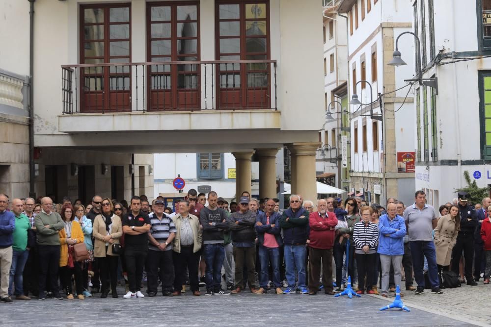 Emotivo minuto de silencio de los vecinos de Cudillero al recordar al joven fallecido David Carragal