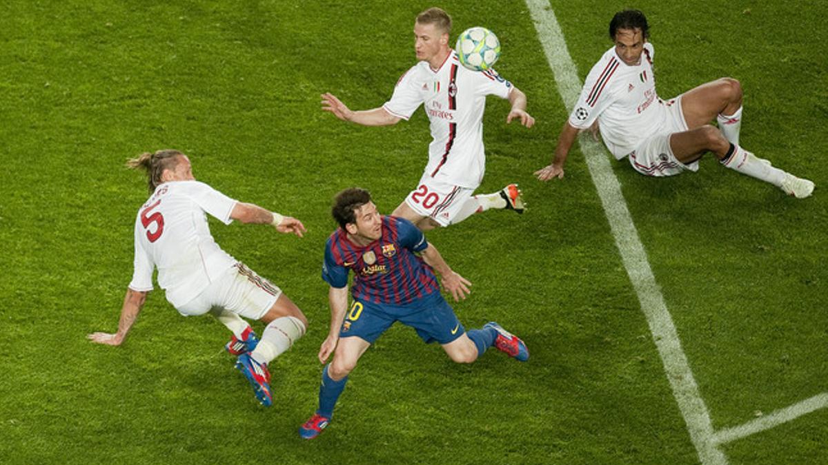 Messi sortea a varios rivales en el Barça-Milan de cuartos de final de la pasada temporada de la Liga de Campeones.