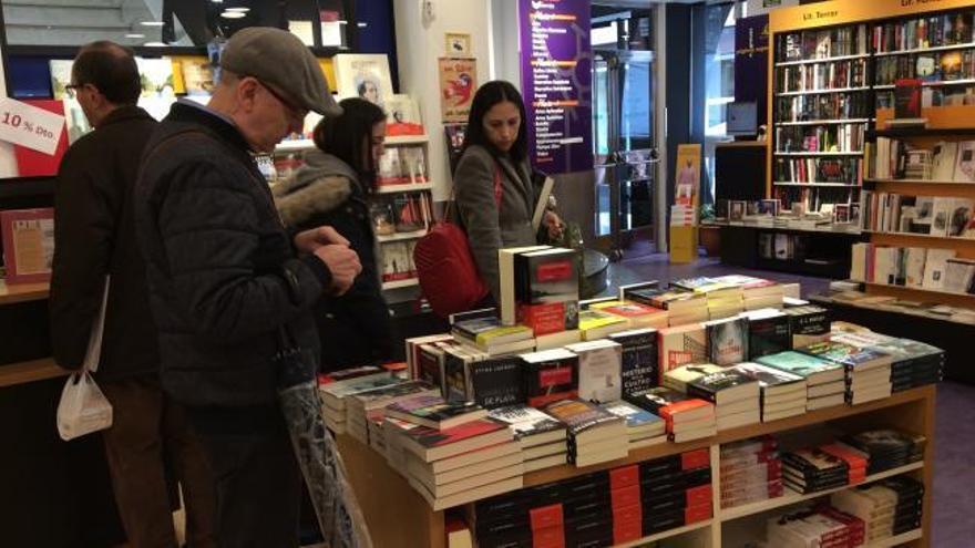 Conchita Quirós, librería Cervantes: "A partir de los ocho años los niños pierden el hábito lector, si la situación no cambia el futuro de los libros es incierto"