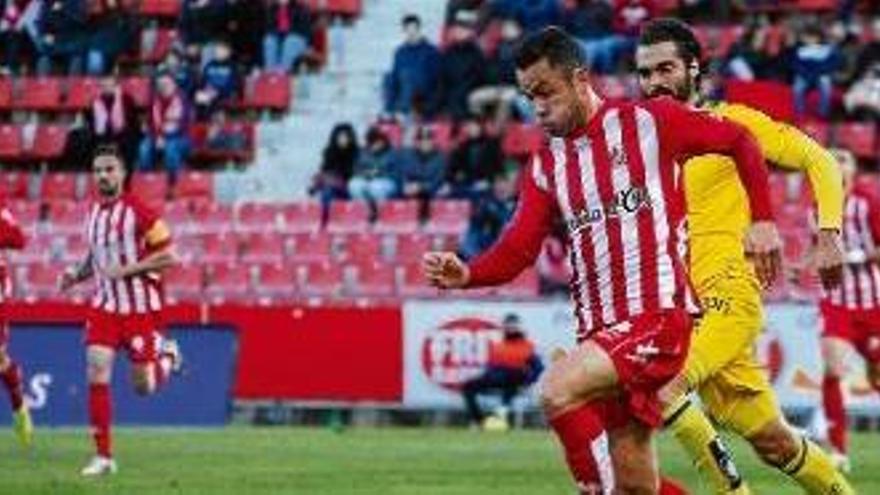 Fran Cruz perseguint Eloi Amagat en el Girona-Alcorcón de la temporada passada.