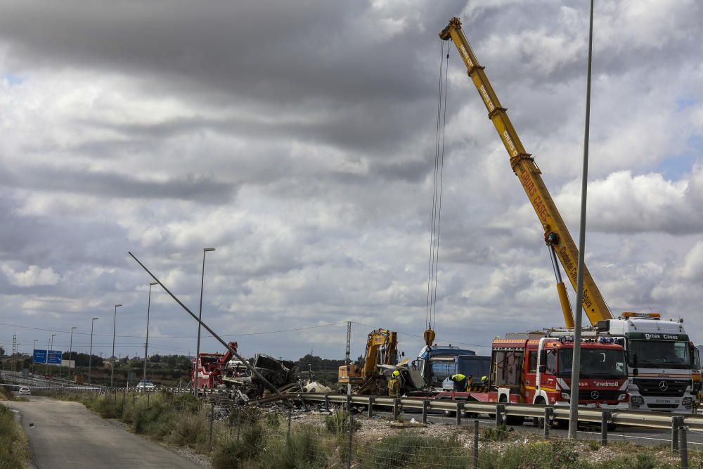 El accidente de la A-7 ha causado tres fallecidos y ha obligado a desviar el tráfico.