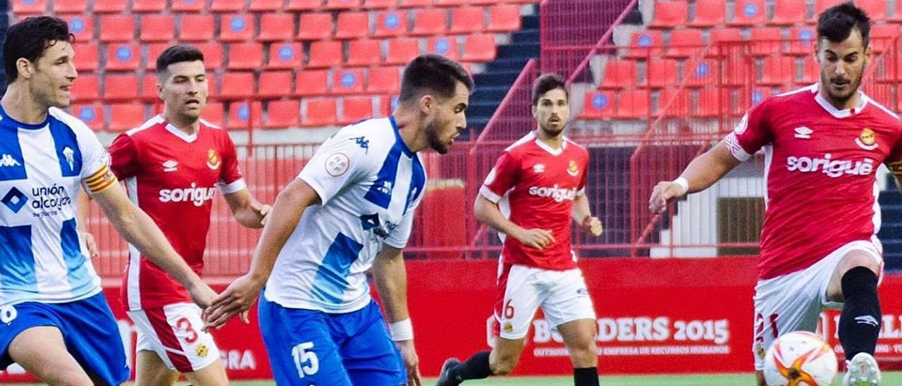 El alcoyanista Dani Vega trata de arrebatar el balón a un rival durante el partido disputado en Tarragona. | CD ALCOYANO