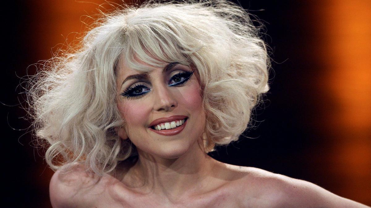 Lady Gaga sonríe durante un show en una televisión alemana en 2009