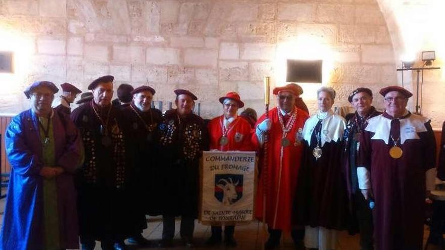 Miembros de la Cofradía del Vino de Cangas, junto a cofrades de otros lugares, en Libourne (Francia).