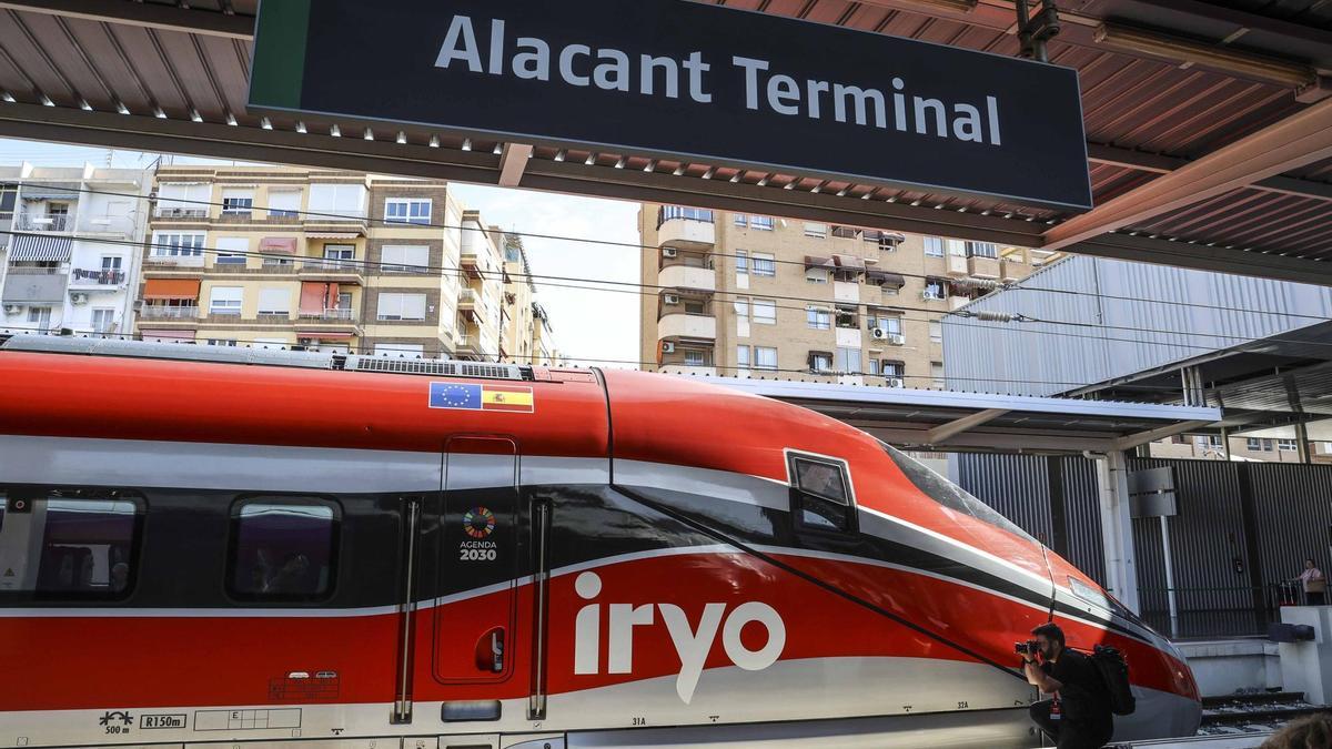 Así ha llegado a Alicante "Iryo", el tren low cost de alta velocidad