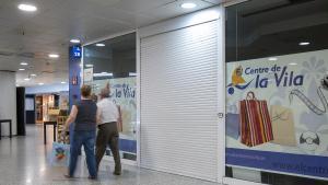 Barcelona. 04.06.2025. Barcelona. Interior del centro comercial El Centre de la Vila en el barrio de la Vila Olímpica con numerosas tiendas cerradas y pocos comercios abiertos. Fotografía de Jordi Cotrina