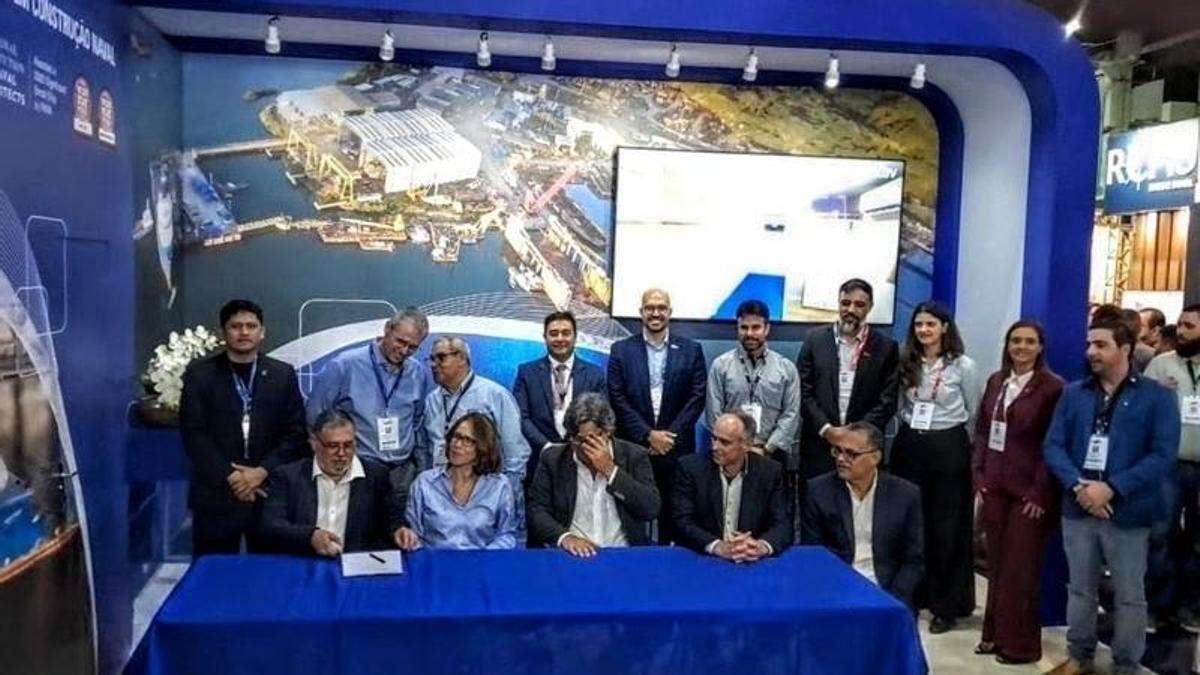 Momento de la firma del contrato en el stand de Belov en la fiera Navalshore.