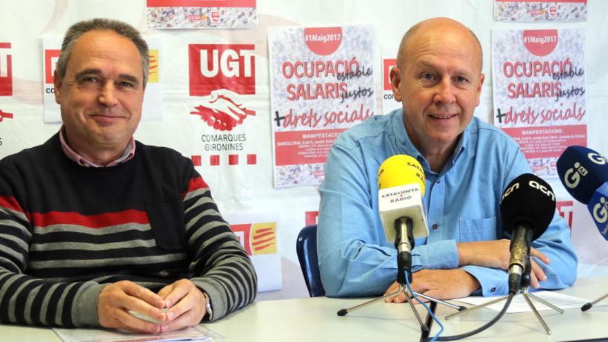 El secretari general de CCOO de les comarques gironines, Bartomeu Compte, i el de la UGT, Xavier Casas, durant la roda de premsa.