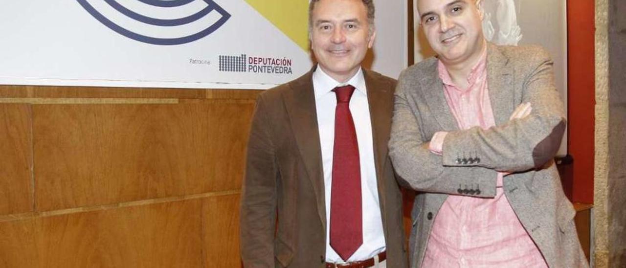Vicente Ferrer Molina (izquierda) fue presentado por el también periodista Víctor López. // José Lores