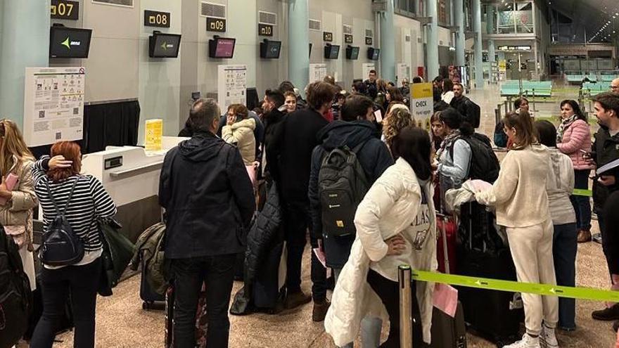 Los afectados del vuelo de Air Nostrum cancelado en Peinador inician una demanda colectiva