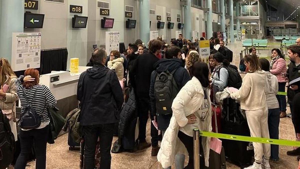 Los pasajeros afectados por el vuelo de Air Nostrum cancelado en el aeropuerto de Peinador el 4 de noviembre