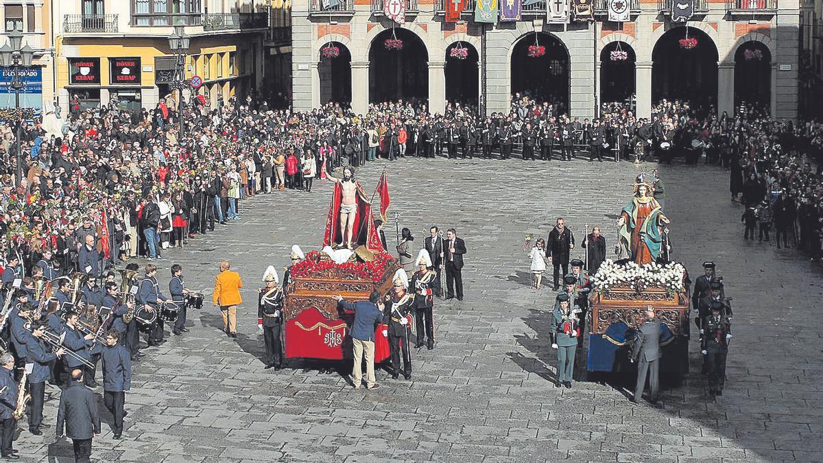 Momento del Encuentro en la Plaza Mayor.