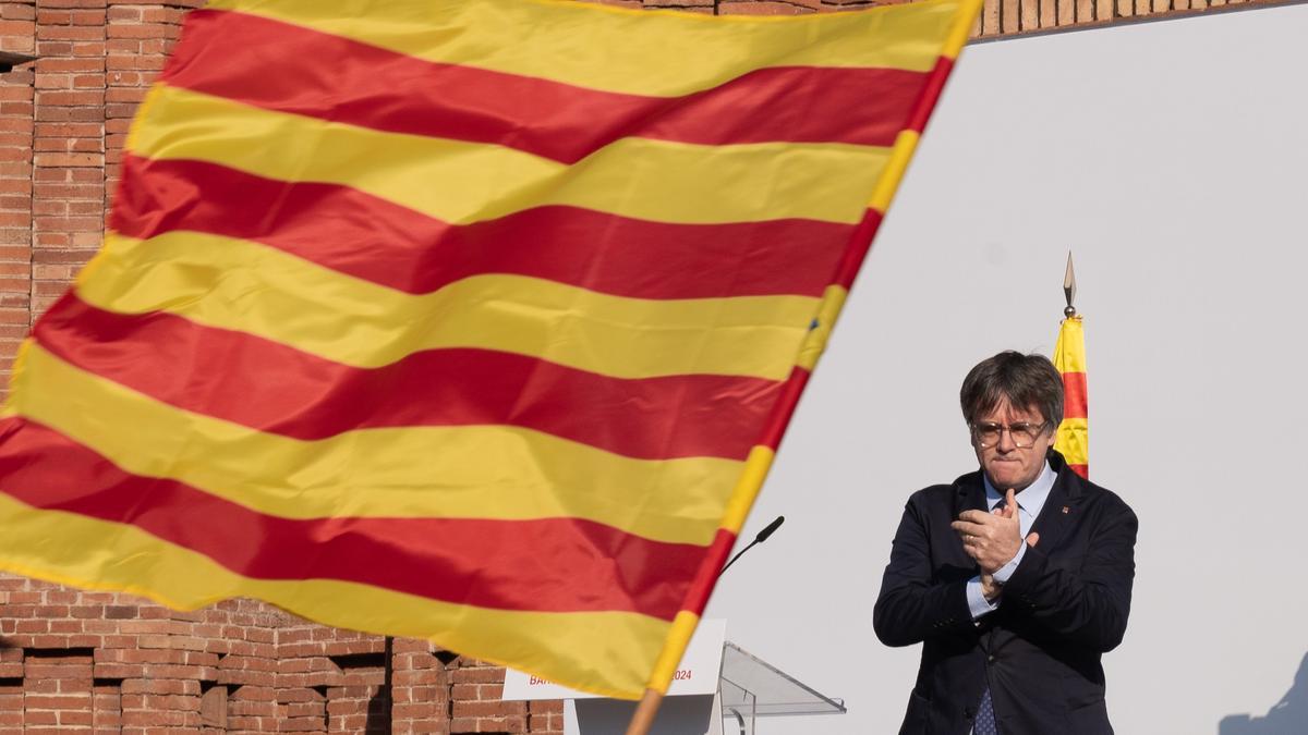 El expresidente de la Generalitat, Carles Puigdemont, durante el acto en el que reapareció en Barcelona el pasado mes de agosto y volvió a huir sin ser interceptado por las fuerzas de seguridad.