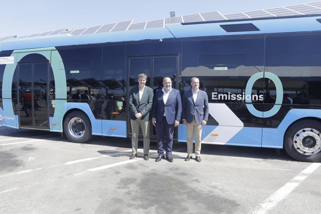 La EMT y el alcalde de Palma presentan nuevos autobuses eléctricos en les cotxeres