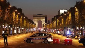 zentauroepp38122584 police secure the champs elysee avenue after one policeman w170421011906
