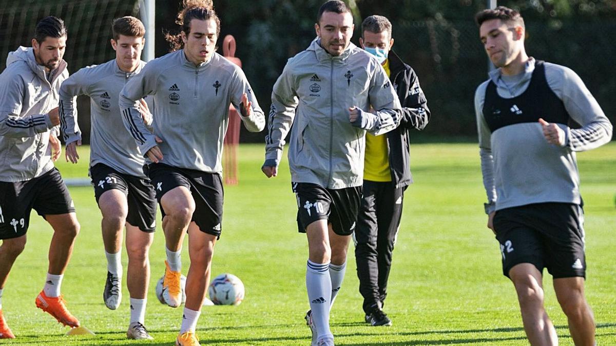 Hugo Mallo, a la derecha, en cabeza del grupo durante el entrenamiento del pasado lunes. |  // RC CELTA