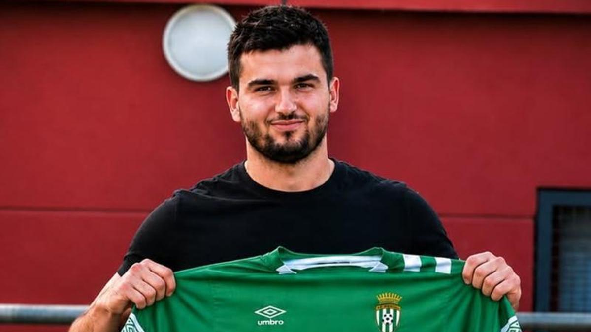 Arnau Liesa amb la samarreta del Peralada.