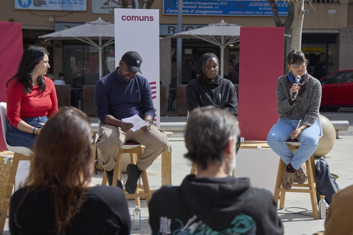 La taula rodona, aquest matí a la plaça Llibertat de Salt.