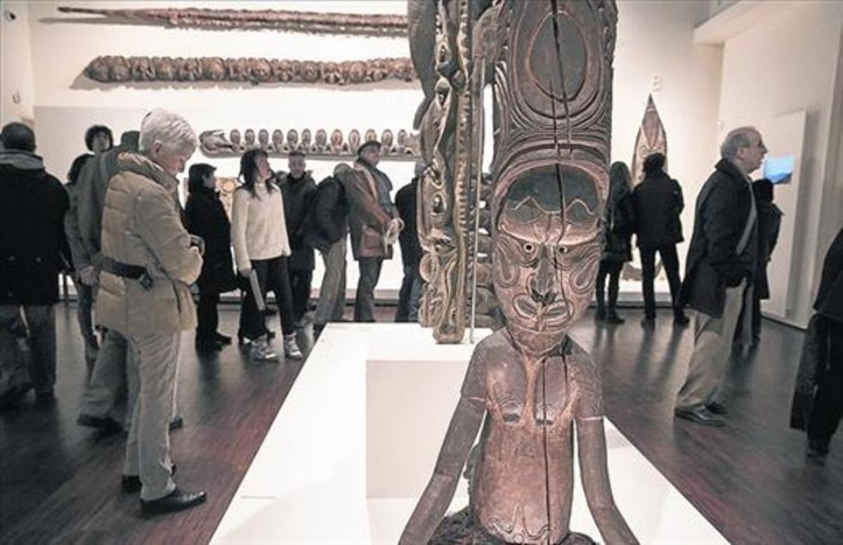 Públic interessat 8 Visitants en una de les sales dedicades a l’art d’Oceania, ahir.