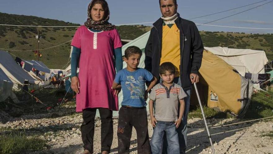 Mudafar y Ahmed, con sus padres, en el campo de refugiados de Katsikas, en Grecia.