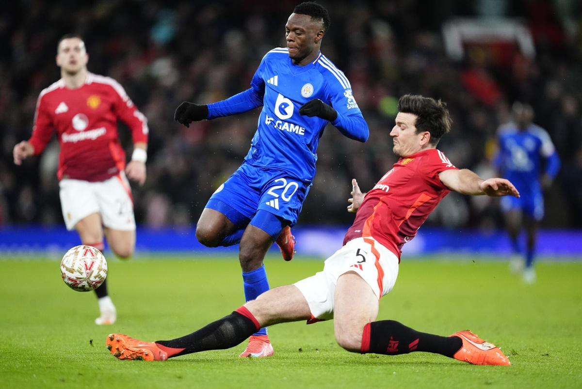 07 February 2025, United Kingdom, Manchester: Manchester United's Harry Maguire (R) and Leicester City's Patson Daka battle for the ball during the English FA Cup fourth round soccer match between Manchester United and Leicester City at Old Trafford. Photo: Nick Potts/PA Wire/dpa 07/02/2025 ONLY FOR USE IN SPAIN. Nick Potts/PA Wire/dpa;Sports;soccer;football;sports;England FA Cup - Manchester United vs Leicester City