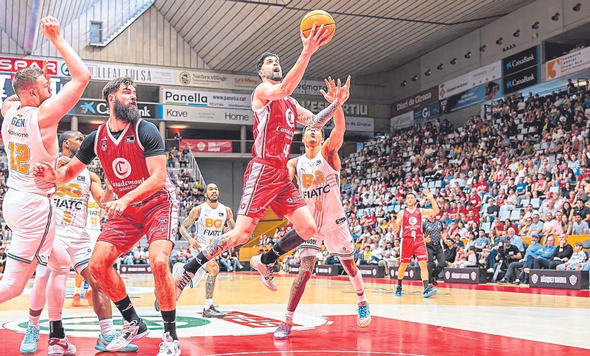 Santi Yusta deja una bandeja en el choque ante el Bàsquet Girona.