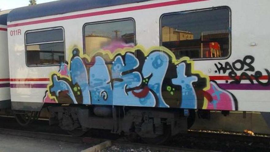 Algunas de las pintadas realizadas en los vagones de tren por los grafiteros detenidos .