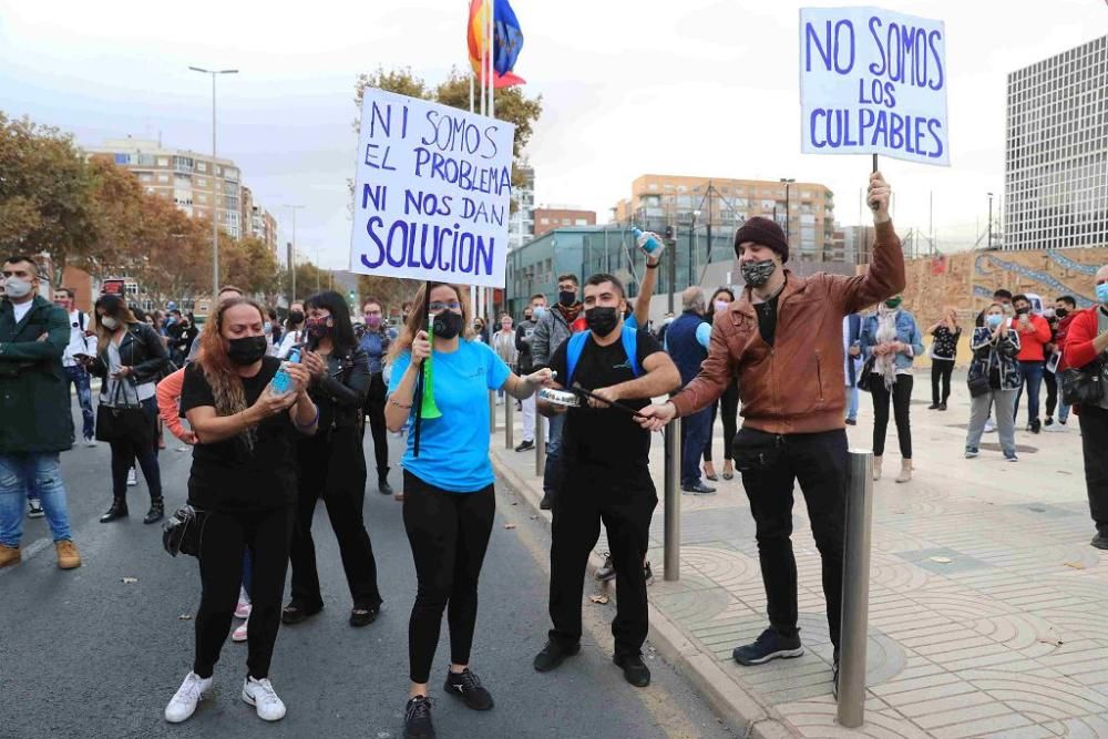 Hosteleros protestan en Cartagena por el cierre de los bares