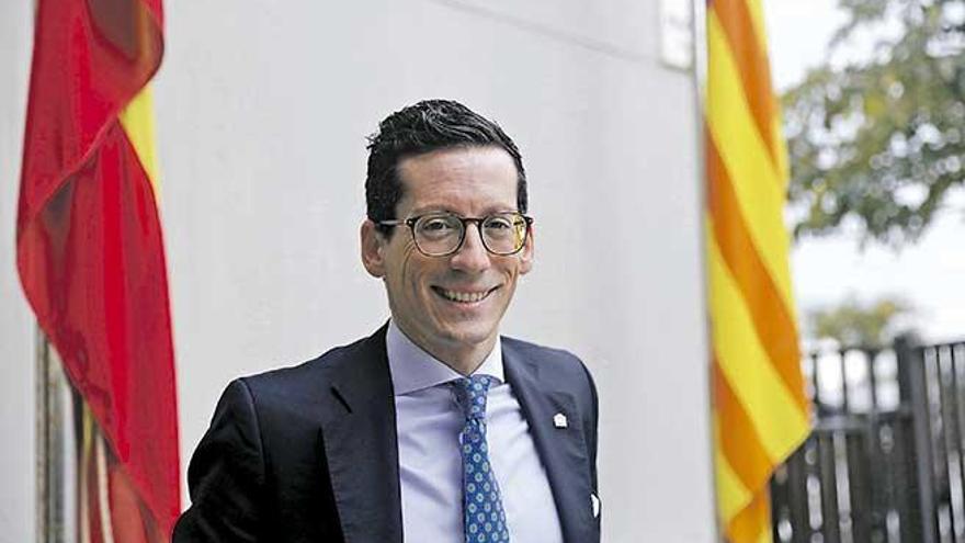Blanco, frente a las banderas de la entrada de Administración del Estado.