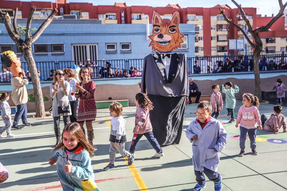 Los profesores recrean la tradición del pasacalles de La Charamita en el patio del Colegio Público Cuba durante las fiestas patronales