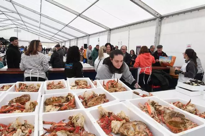 Colas para entrar: así fue la Festa da Centola en el puerto de Lorbé