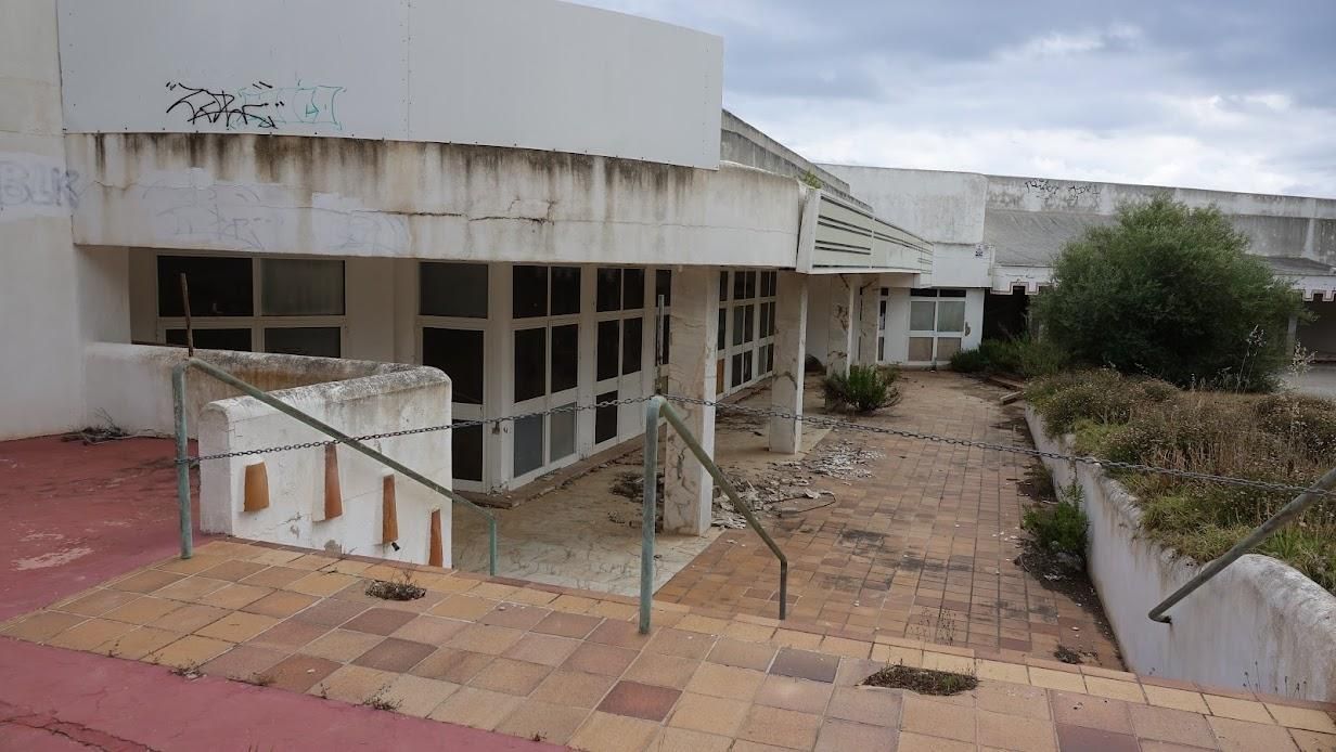 Éste es el aspecto actual del Casino de Calvià, en estado de abandono y entre grafitis