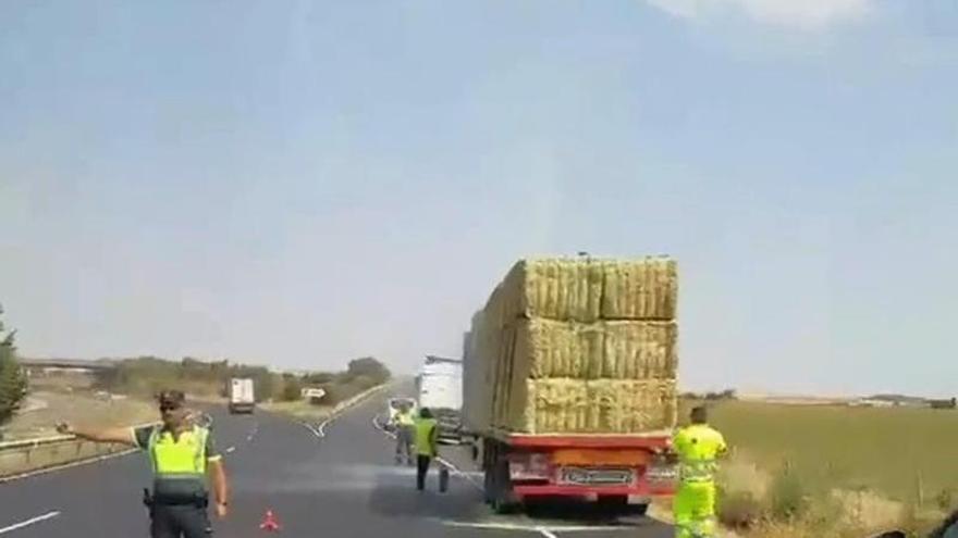 VÍDEO | Un camión de paja arde en la autovía a Galicia en Zamora y condiciona la circulación