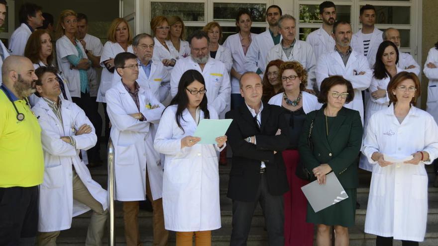 Médicos de Atención Primaria se concentraron ayer en el Centro de Salud de San Andrés, en Murcia, durante la lectura del ´Decálogo de Objetivos para una AP de Calidad´.