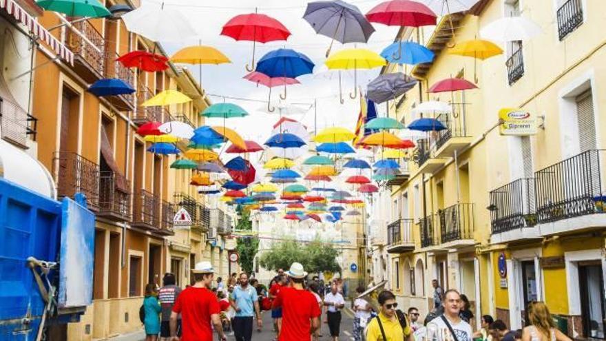 Los vecinos del pueblo se encargaron de mojar a todos los asistentes echándoles encima cubos de agua.