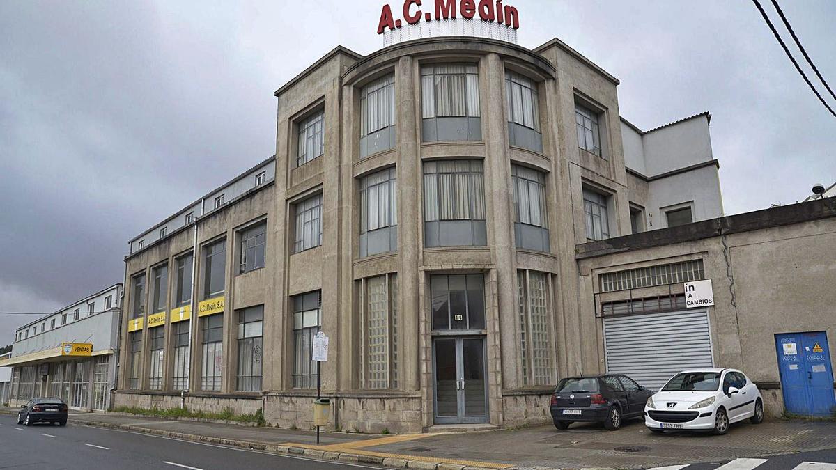 Edificio del antiguo concesionario Conde Medín. |   // MIGUEL MIRAMONTES/ROLLER AGENCIA