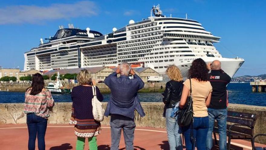 El MSC Meraviglia atraca en Vigo