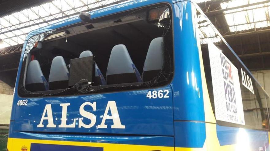Lanzan bolas de acero contra dos autobuses de Alsa en Gijón, uno de ellos con pasajeros