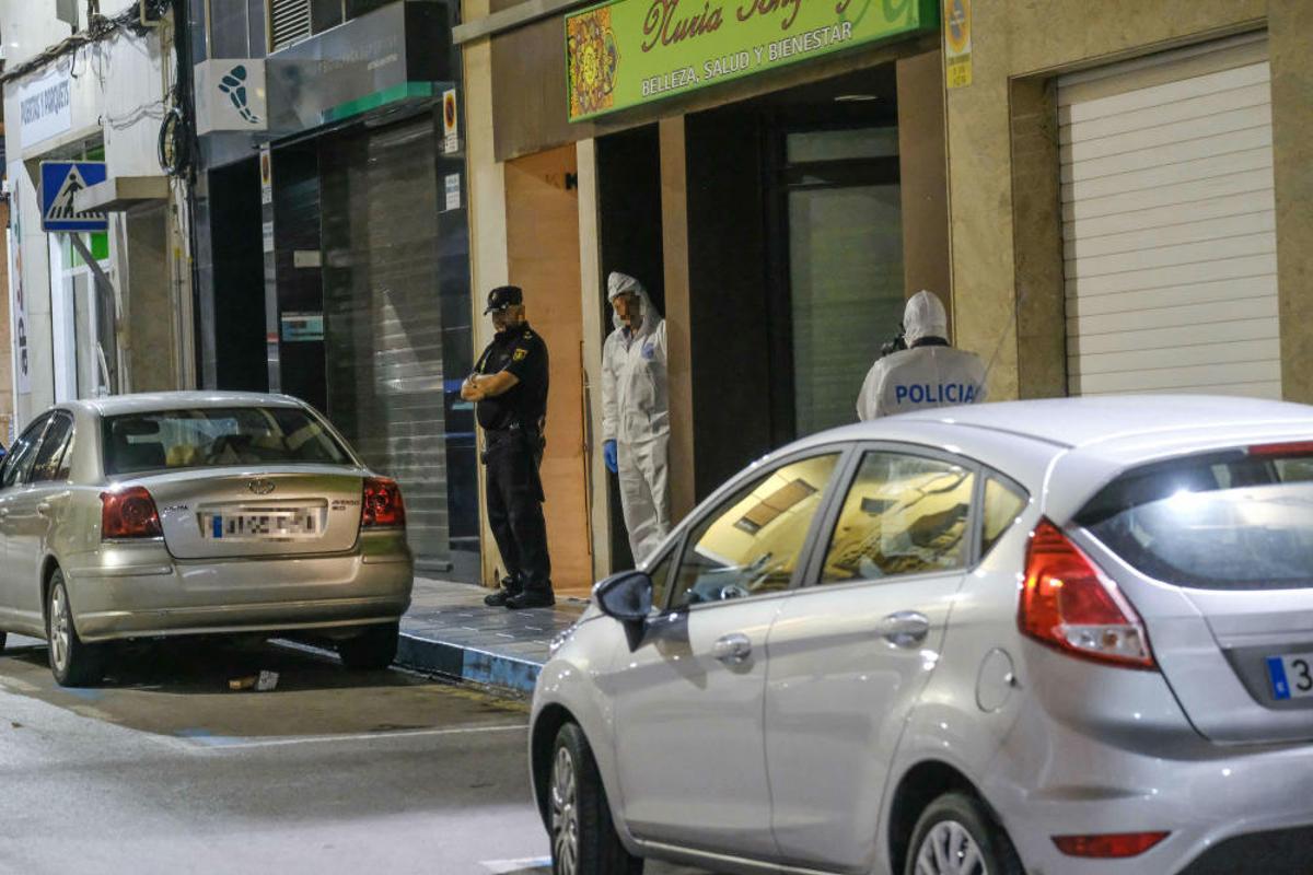 Dos hombres encapuchados sorprendieron a las víctimas cuando salían de su vivienda, ubicada en el centro