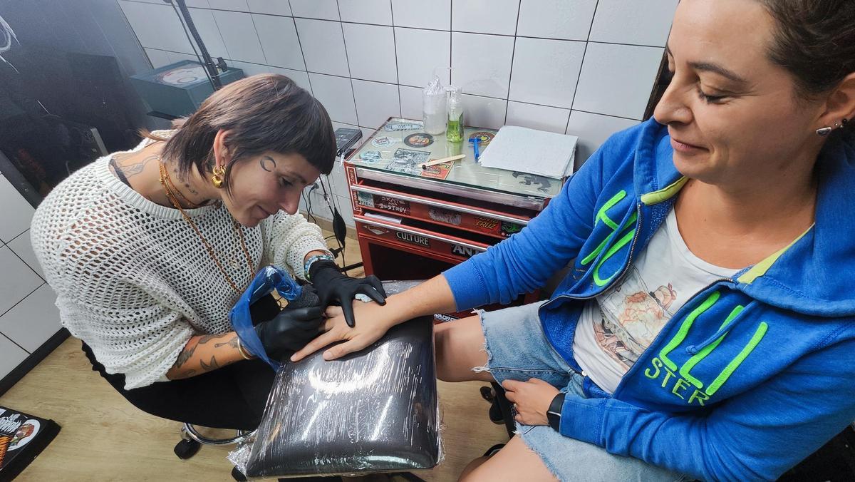 Andrea Flores, &quot;kali__nad&quot;, realiza un tatuaje a la mierense Marta Polo durante el &quot;Flash Day&quot;. | A. Velasco