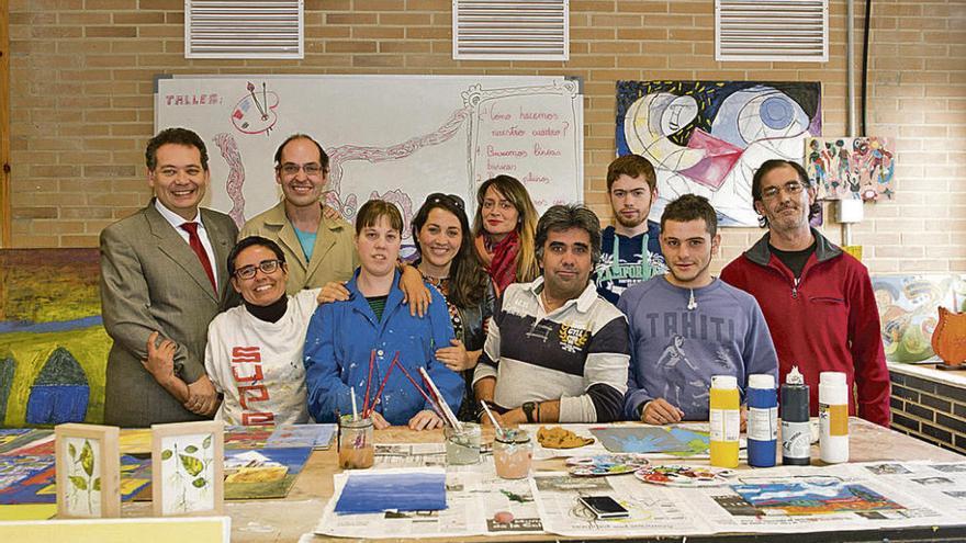 De izquierda a derecha, Adolfo Rivas, Eva Belén Rodríguez, Ángel Gutiérrez, Susana Cotiello, Judith Tascón, Sandra Estrada, Juan Carlos Castañón, Sergio Corral, Fran García y José Luis Muñoz, en uno de los talleres de la Fundación Vinjoy.