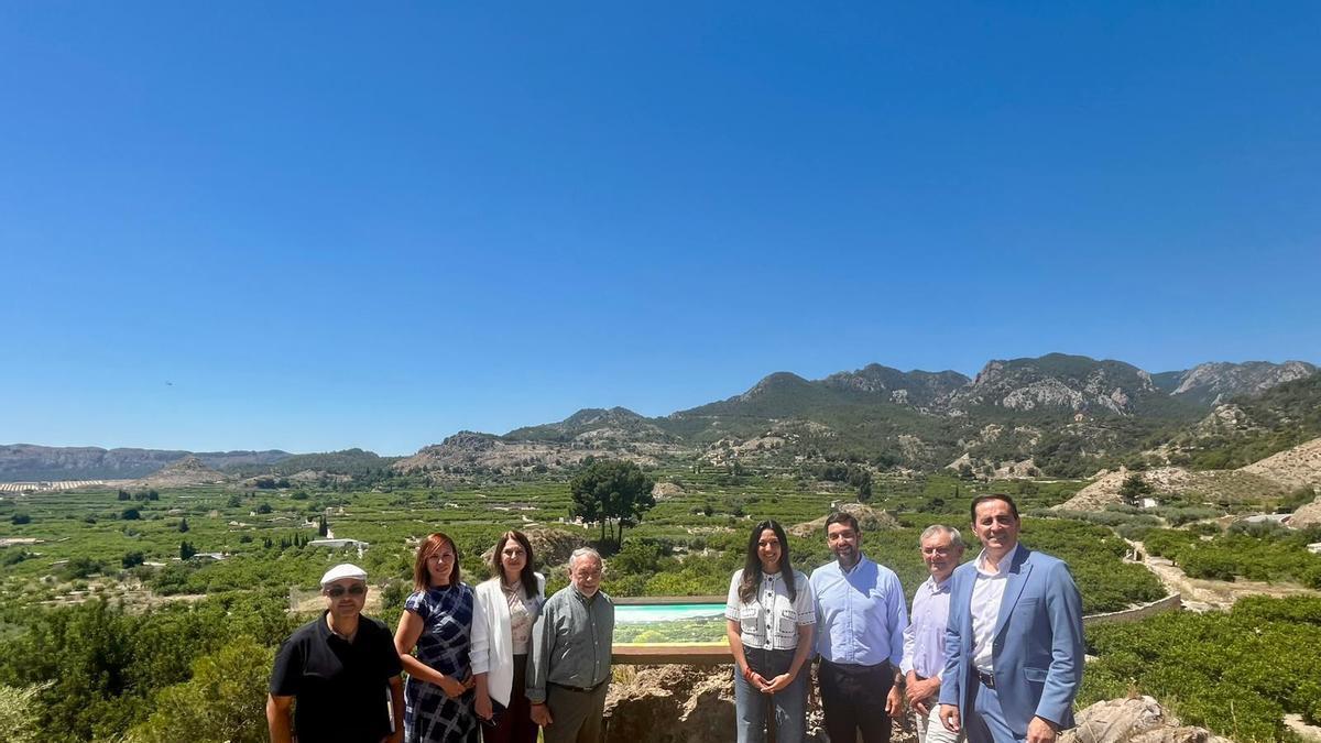 La consejera Carmen Conesa, acompañada por los alcaldes de Ojós, Ulea, Villanueva del Río Segura y Ricote, en el mirador del Cabecico de la Doctrina, en Ricote