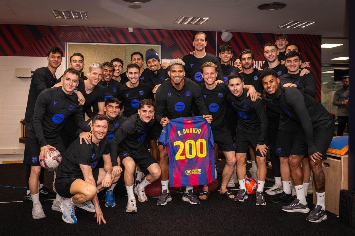 Los jugadores del Barça celebran los 200 partidos de Araujo