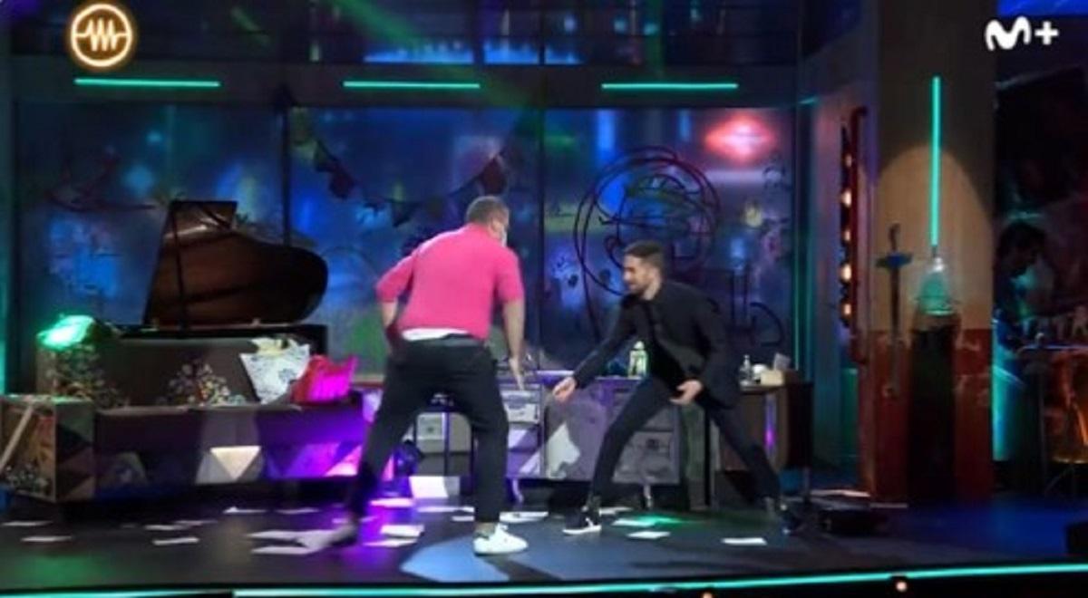 Broncano regresa a La Resistencia y se pega con un hombre del público.