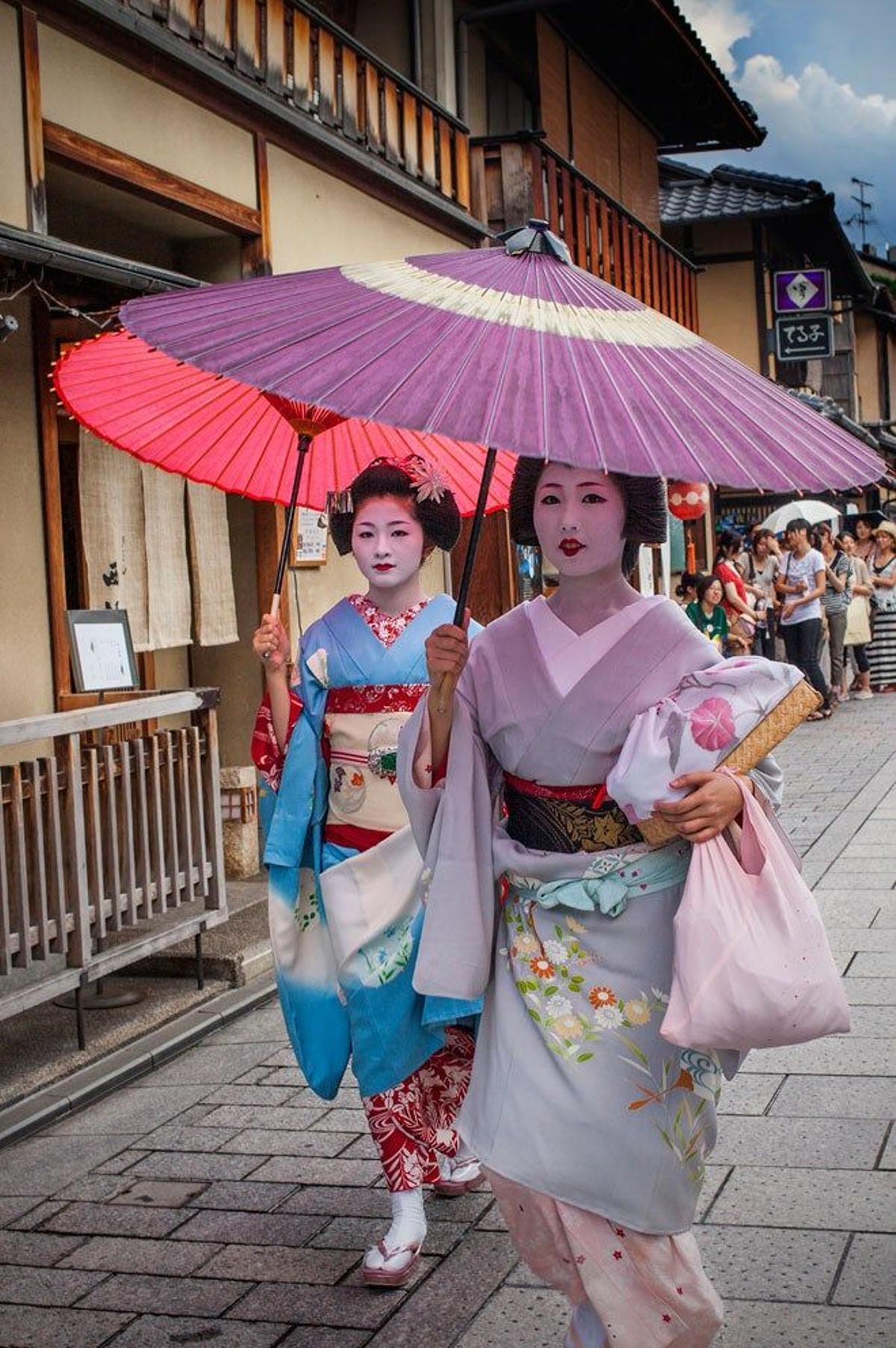 Geisha y 'maiko' (aprendiz de geisha) en la calle Hanamikoji dori, en el distrito de Gion, en Kioto.