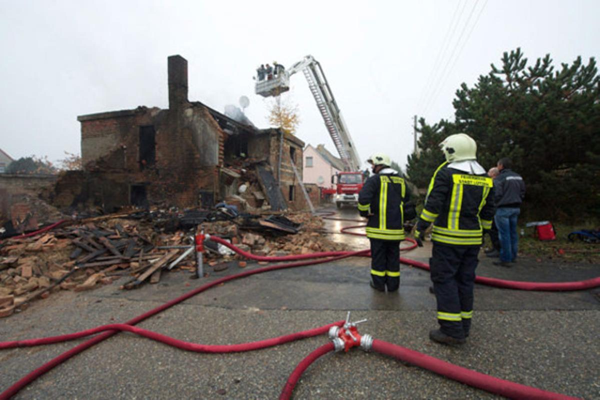 Els bombers investiguen la causa d’una explosió en una casa on va morir una persona a la localitat alemanya de Loesau.