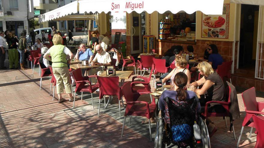 Un grupo de residentes británicos en el corazón de la localidad axárquica de Nerja.