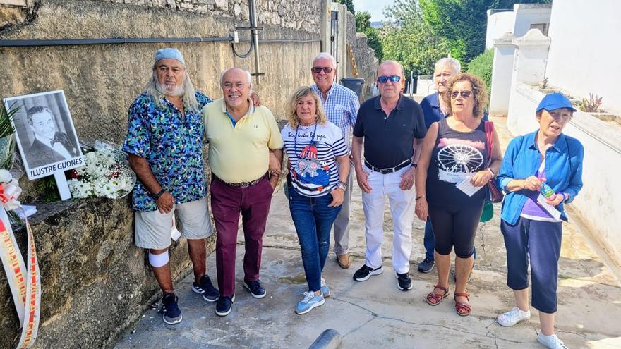 Así fue la marcha homenaje a Arturo Fernández en Gijón para exigir &quot;la creación de una emblemática estatua&quot; en su honor