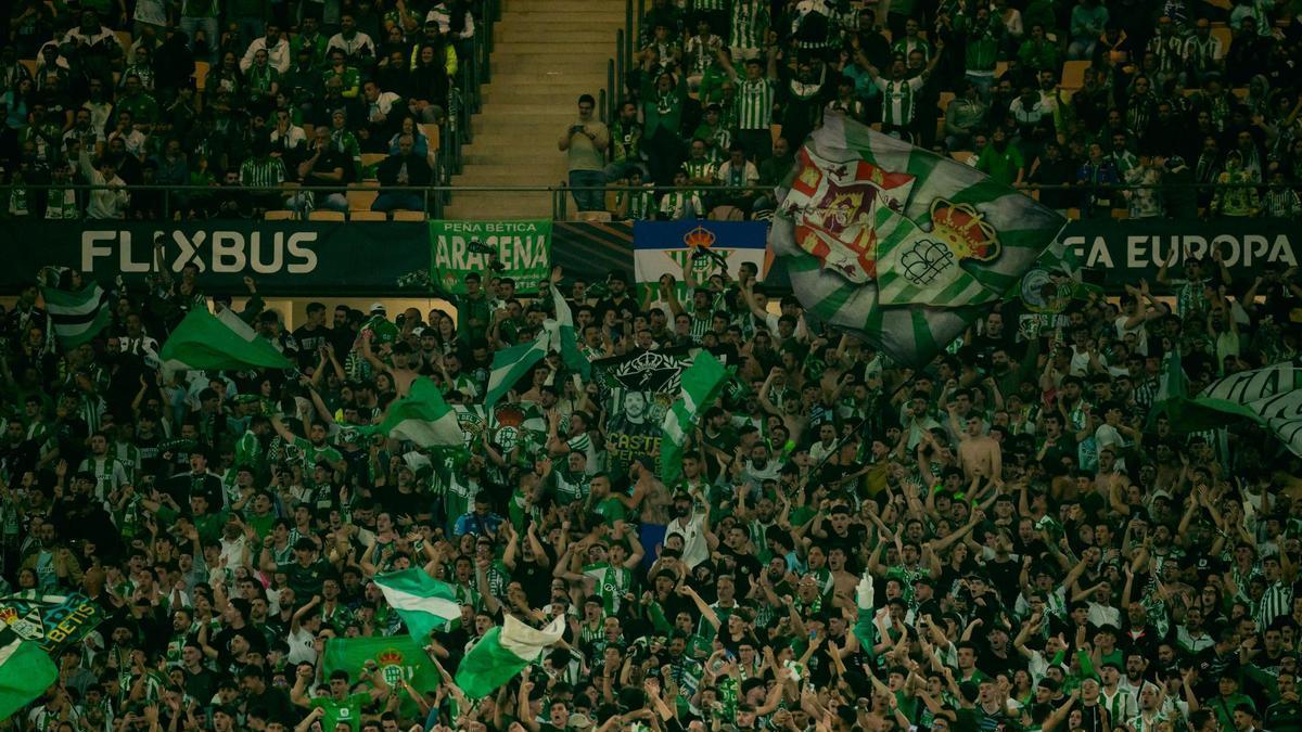 Aficionados del Real Betis Balompié en un partido de Europa League en el estadio de La Cartuja
